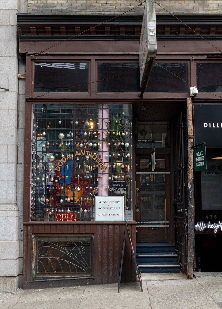 The storefront of Doda antiques